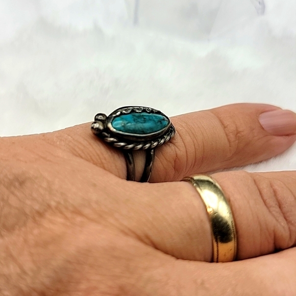 5g Vtg Native American Old Pawn Turquoise And Sterling Silver Size 7 Ladies Ring - Picture 14 of 16